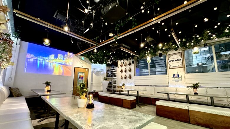 渋谷ガーデンホールのDJブースとパーティーの様子