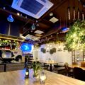 渋谷駅から徒歩2分のおしゃれ居酒屋＆貸切パーティー会場！ 大人数の宴会からグランピングBBQまで、様々なシーンでご利用いただけます！２面のプロジェクター・音響機器・マイク完備！  系列店舗では20人～100人まで案内可能！貸切するなら「渋谷ガーデンスペース道玄坂」におまかせ！